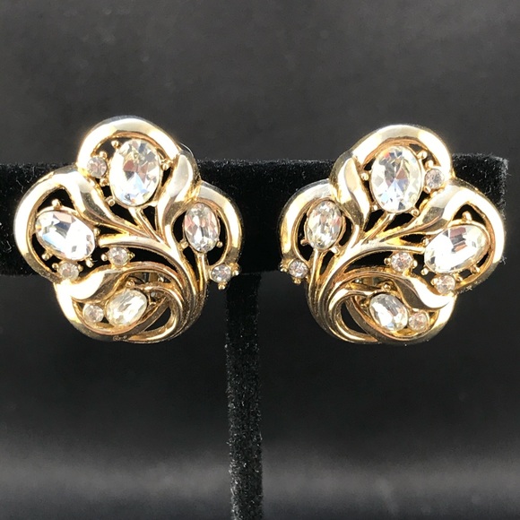 Vintage Trifari gold and rhinestone clip earrings - Picture 1 of 3